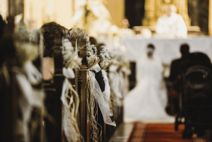 Quel est l'ordre d'entrée du cortège d'honneur à l'église ?