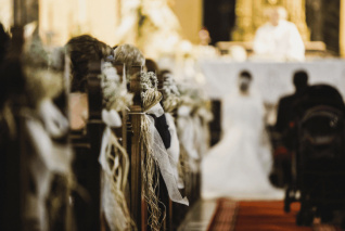 Quel est l'ordre d'entrée du cortège d'honneur à l'église ?